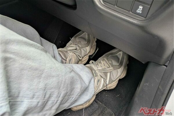左足ブレーキは有効？ 危険？ 教習所が教えない謎テクニックのメリットとデメリット