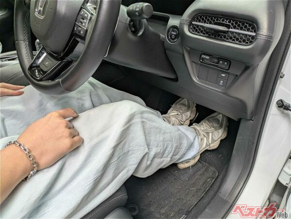 右足でアクセル、左足でブレーキと使い分ければ、踏み間違いは原理的には起こらないが……