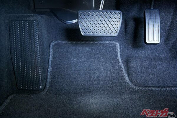 ペダルレイアウト的にブレーキが右寄りに配置されているクルマでは左足ブレーキは難しい（JuYochi@Adobestock）