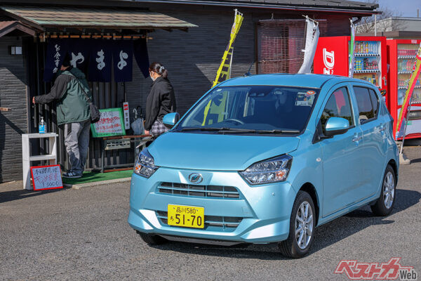 あなごが名物の人気店、木更津「やまよ」の前で。お店もクルマも気取らないのがイチバンです