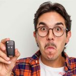 鍵が電池切れでドアは開かんしエンジンもかからん!! 大ピンチを救うまさかのテクニックとは!?