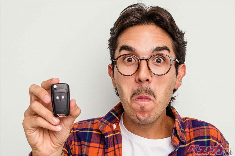 鍵が電池切れでドアは開かんしエンジンもかからん!! 大ピンチを救うまさかのテクニックとは!?