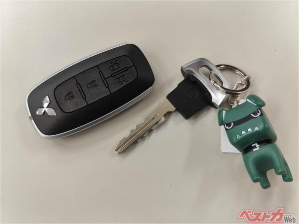 ほとんどのスマートキーには物理キーが内蔵されている！
