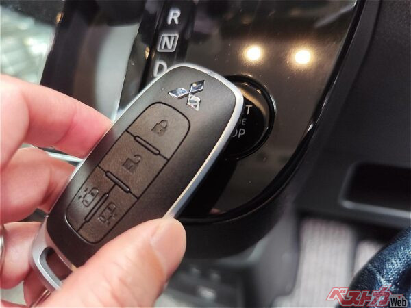 たいていのクルマはスタートボタンに近づけると「ピッ」と音がして始動が可能になるが、車種によってはステアリングコラムだったりダッシュボードに近づける場合もある。自分のクルマも確認を