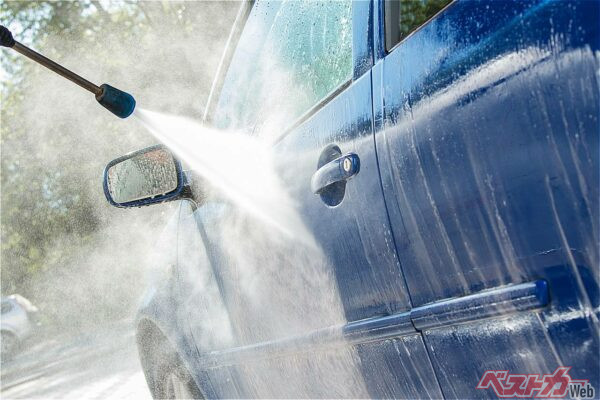 こぼれたガソリンは多めの水で洗い流そう（blackday@Adobestock）