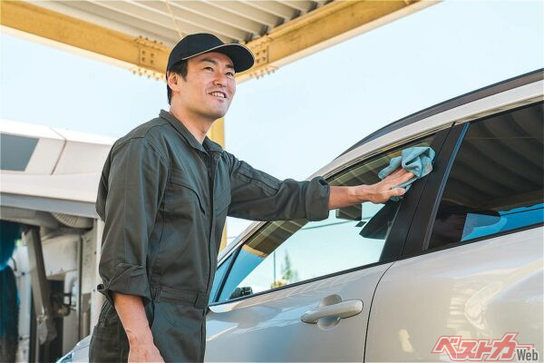 ガソリンをこぼしたらスタンドのスタッフに声かけを（buritora@Adobestock）