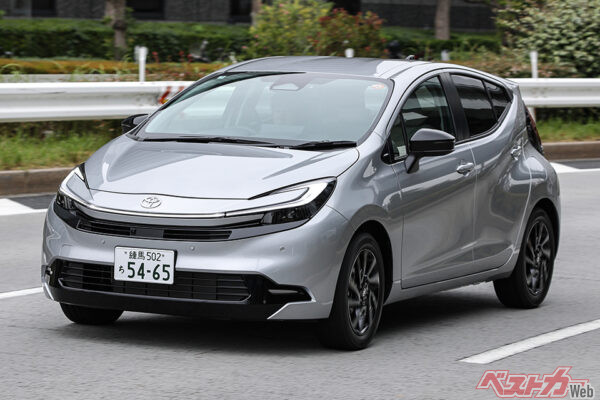 トヨタ アクア（248万6000～302万2800円）。世界一燃費のいいアクアは全車1.5Lハイブリッド。実用性重視の一台だ
