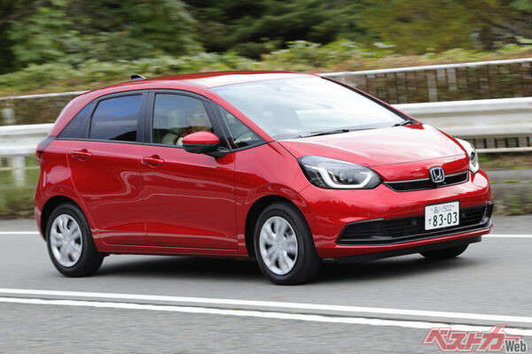 ホンダ フィット（177万6500～292万9300円）。2025年のマイナーチェンジでスタイル一新。1.5L・NAと1.5Lハイブリッドの2本立て