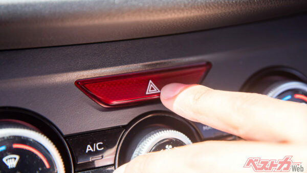 そもそもの話として「ハザードランプ」のスイッチの場所がメーカーごと、車種ごとに大きく異なっているの、ヤバくないか。レンタカーなどで一瞬「どこにあったっけ」と迷うことがあって危ないのだが……