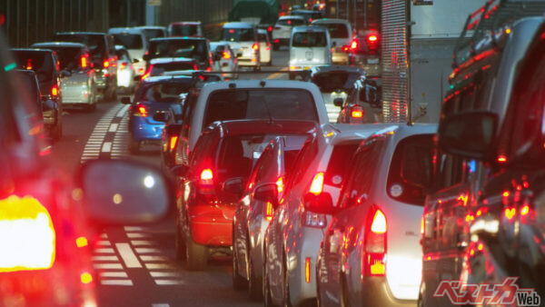 渋滞時にわざわざ前をあけて入れてくれたクルマに「ありがとうございます」と伝えたい気持ちはよくわかる。こういう丁寧さは日本人の美徳とも言える