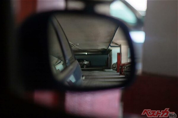 バックモニターばかりに頼らず左右のサイドミラーを活用して隣との間隔をつかもう（Vera Aksionava@Adobestock）