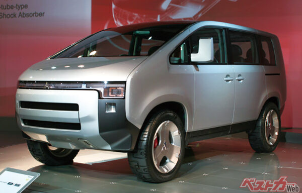 東京モーターショー2005に出展された三菱 コンセプトD：5。ここからフロントマスクを大きく変更して市販化されたのがデリカD：5だ