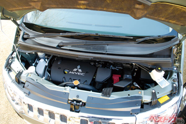 ガソリンエンジンのみの設定でデビュー。4WD用が2.4Lで、後に2WD用の2Lが追加。2Lでは燃費が大幅に向上