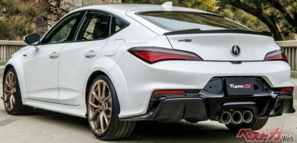 迫力のトリプルエキゾーストがタダ者ではない存在感を主張。パワートレインはシビック タイプR譲りのK20C。324psの咆哮が日本に響き渡る