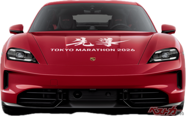 2026年はポルシェ タイカンとマカンエレクトロニックがオフィシャルカーに就任。ボンネットには「先導」などの文字が描かれている
