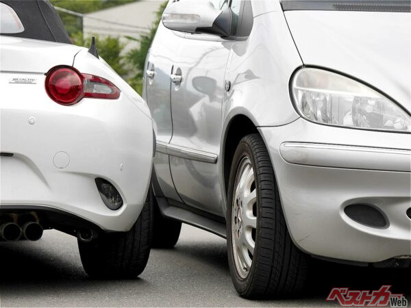 左側ギリギリに寄せられる？ 「車幅感覚」を3分で身につける裏技とは!!