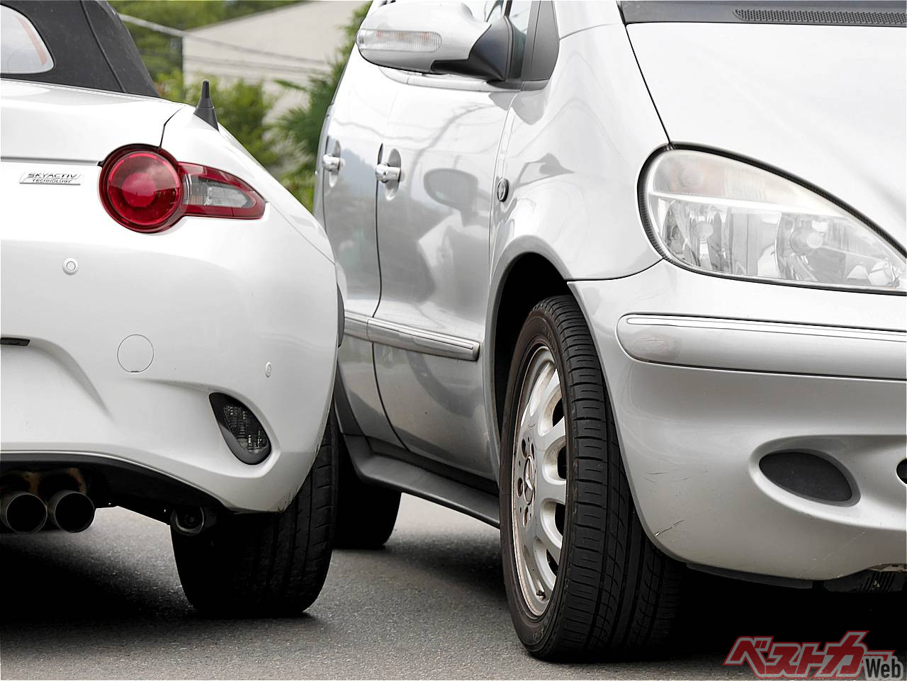 Mastering the Art of Precise Parking: A 3-Minute Hack for Judging Car Width