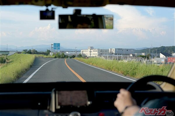 運転席から左路肩の白線がどの位置に見えるかは、車幅感覚の重要なヒントになる(菜波 乗松@Adobestock)