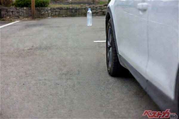 迷惑のかからない空地などにペットボトルを置きクルマの左端をじわじわと寄せていく。ペットボトルがダッシュボードのどの位置で「消える」かを意識すればトレーニングになる