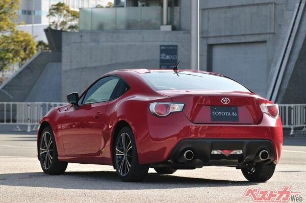 実は「G」「GT」「GTリミテッド」ではホイールやマフラーの違い、リアスポイラーの有無など外装にも差異がある。写真は前期型の「GT」