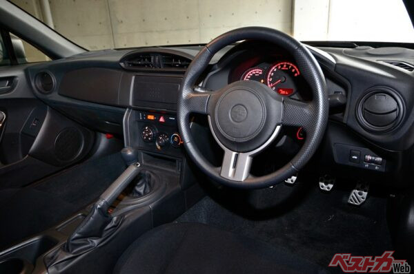 内装やインパネまわりもシンプルでかっこいいぞ!