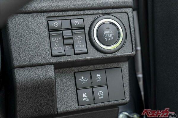 スタートボタンの左、左右スライドドアの開閉スイッチの上にある時計マークがウェルカムオープン機能のボタン