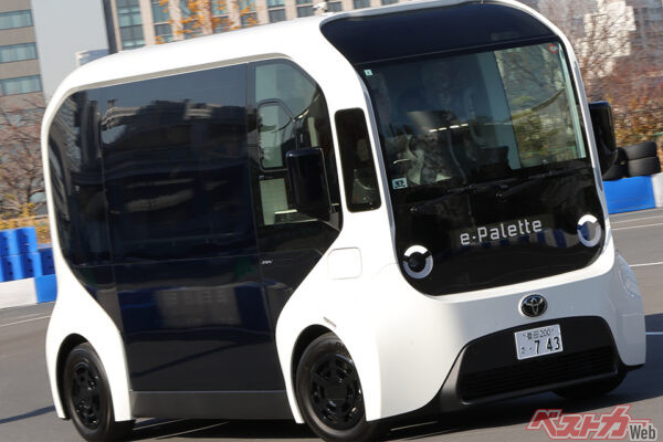 見た目デカすぎなのに運転ラクすぎ!!　このクルマ何者!?　取り回しが異次元「トヨタ eパレット」に驚き