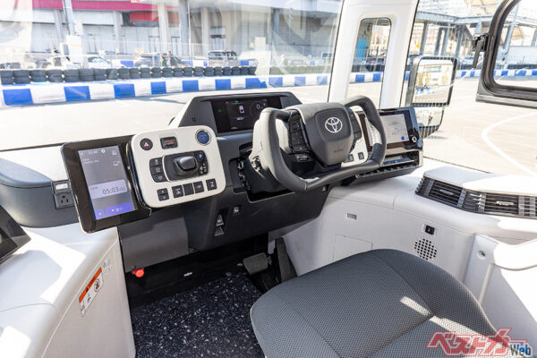 eパレットの特徴であるヨーク型ステアリング。試乗したベストカーWeb木村は初体験だったが、操作感は良好で運転が楽しめた