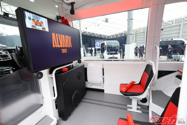 50インチの特大モニタを装備。アイデアひとつで楽しみは無限大