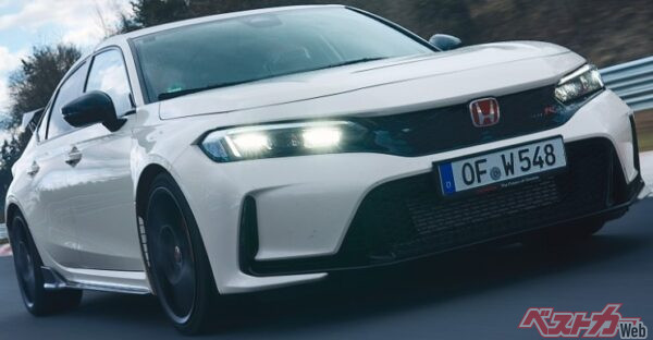 シビックタイプRは供給の限られたスポーツモデルとして高値を維持。白や黒だけでなく、赤や青といったカラーも選ばれやすい点が特徴的だ
