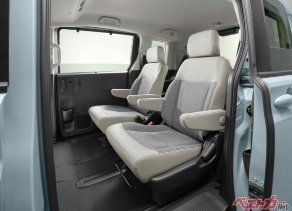 6人乗り車のセカンドキャプテンシート。シエンタにはこのキャプテンシート仕様はない