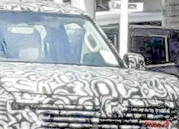 内装はホワイト基調。かなり大きな非可倒式のAピラーハンドグリップもまさにパジェロがクロカンの血統であることを示す