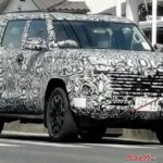 【スクープ撮】ついに捉えた新型パジェロのフロントマスク！ ランクル250を見据えた「真の姿」と800万円級の最上級グレード