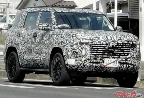 【スクープ撮】ついに捉えた新型パジェロのフロントマスク！ ランクル250を見据えた「真の姿」と800万円級の最上級グレード