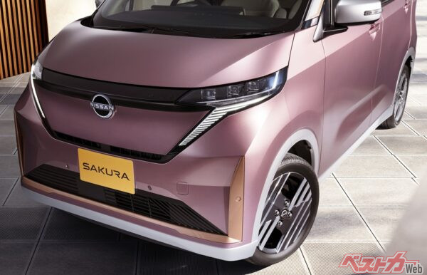 グリルがブラックアウトからボディ同色に、新たにU字型のカッパーブラウンのフロントバンパーを採用