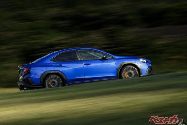 走行中でもホイールからチラ見えするブレンボの主張感にファンならニヤリとしてしまう!?