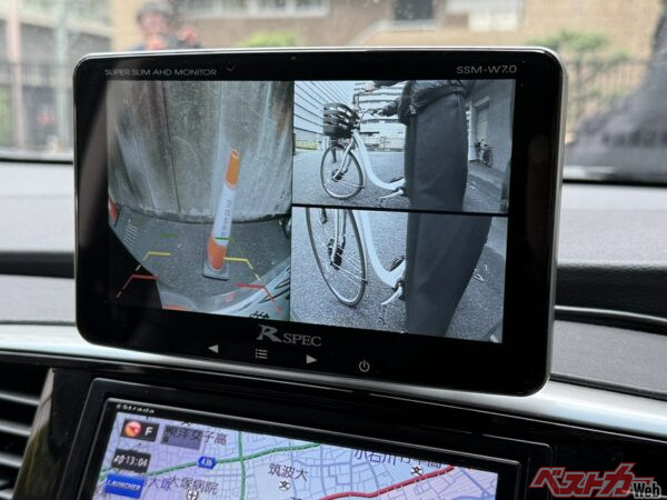 バックカメラと組み合わせることで前2画面、後1画面の表示も可能だ