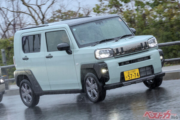 2020年登場のダイハツ タフト。インパクトのあるスクエアな外観は初見が印象的なぶん醒めるのも早いのか!?