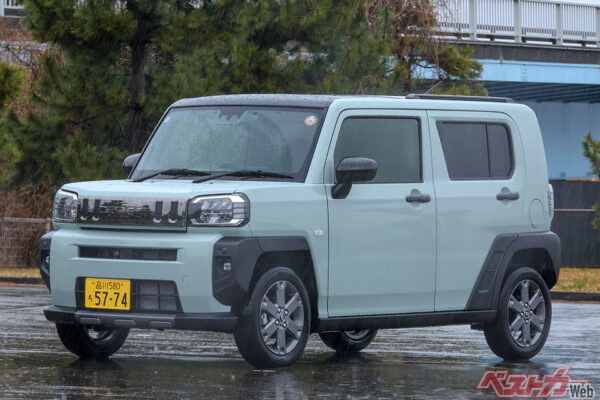 ダイハツ タフト（141万9000～181万5000円）。直線を活かした四角いボディデザインが特徴的