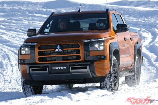 新型パジェロのベースは現行トライトンと見られているが、見比べるとグリルはどうやらはっきりと違いが出ている模様