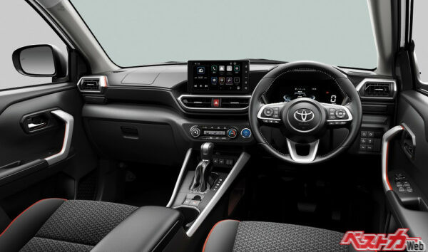 ライズハイブリッドZグレードの内装。先進的なデジタルメーターなどはないが、スイッチやディスプレイなどのレイアウトが上手くまとめられており、使いやすいコクピットだ