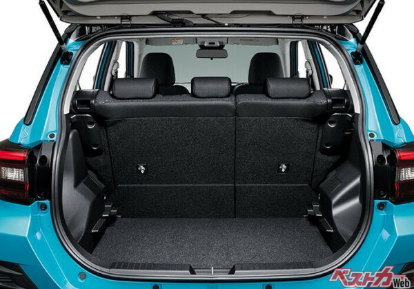 荷室長755mm、荷室幅1000mm、荷室高865mm、荷室容量369LとコンパクトSUVクラスではトップレベルの大容量を誇る。2段可動式のデッキボードや後席を倒してフラットなスペースにすることで、多様な荷物に対応