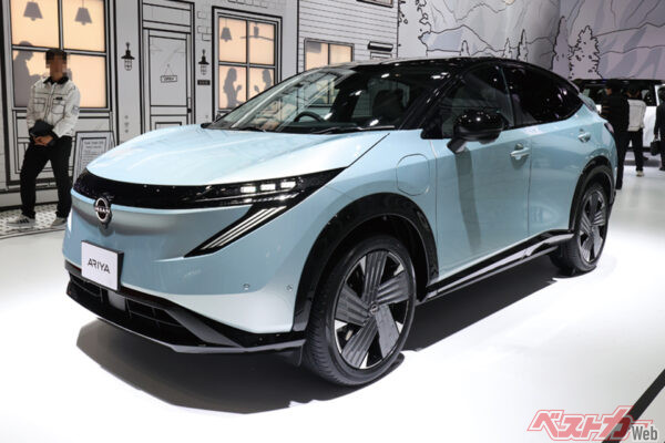 日産 アリア（667万5900～951万600円）。2025年12月にマイナーチェンジを実施。意匠変更と乗り心地の向上などの大幅な改良を行った