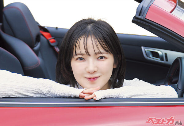 これはズルい…！　天木じゅん×赤オープンカーの完成度が高すぎる