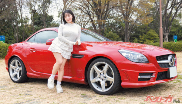 愛車のメルセデスベンツ SLK200とともに。上品で優雅な見た目に反し、直列4気筒ターボエンジンが猛る重低音サウンドがドライバーを心地よく刺激する！