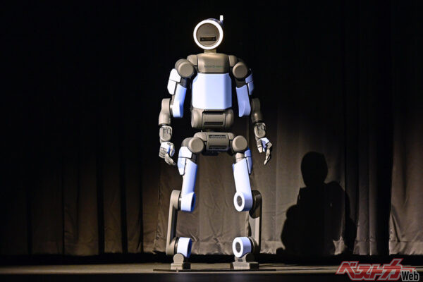 ボストンダイナミクスのヒト型ロボット「アトラス」。50kgの部品も持ち上げられる