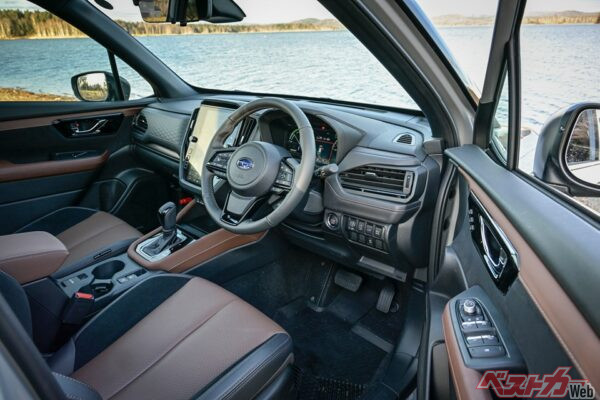 Premium S:HEVグレードは男前さに桑言えて、メーカーオプションの本革シーでオシャレな雰囲気を醸し出すこともできる。これは男前というよりダンディだろう