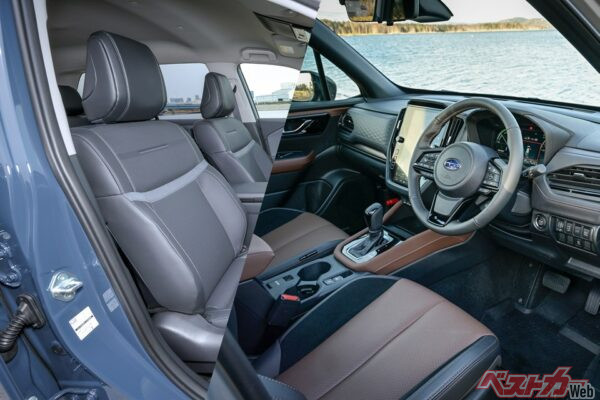 【内装対決】RAV4 vs フォレスター 500万円のSUVとして「合格」なのはどっち!?　質感の差から後席の“座り心地”まで徹底比較