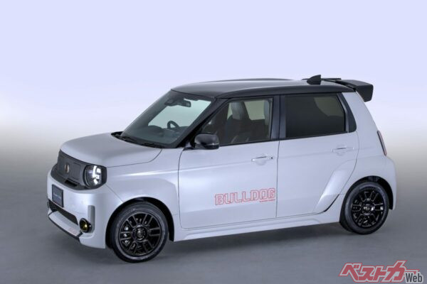 ボディサイドのブルドックのロゴがニクいねぇーーー。でも個人的にはリアドアのほうがいい気もするんだけどなぁ