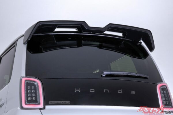 きっちりとウィングも!! もちろん飾りだけじゃなく、ホンダアクセス品質で空力効果もあるから安心できる